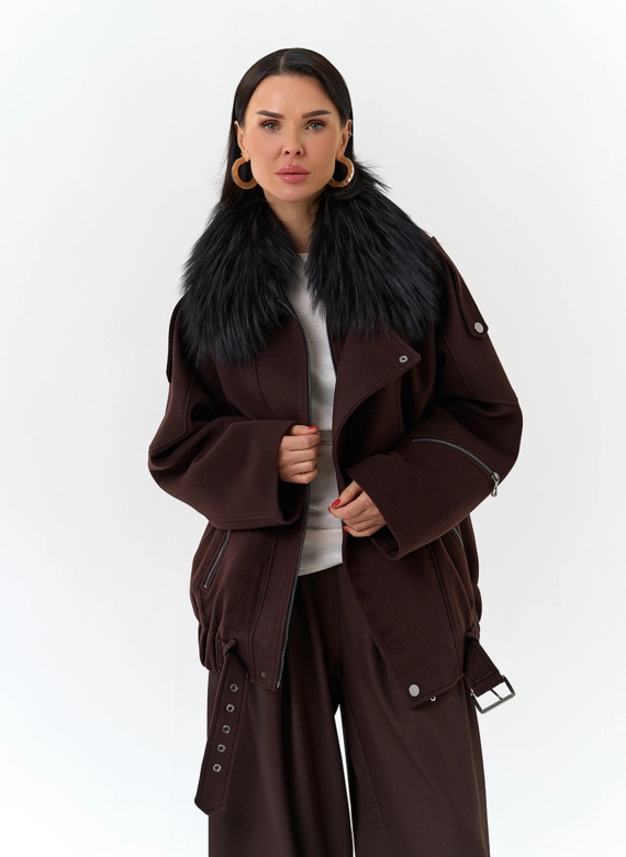 Женское укороченное пальто с отделкой из меха лисы
