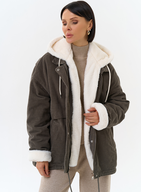 Женская утепленная куртка с отделкой из эко меха