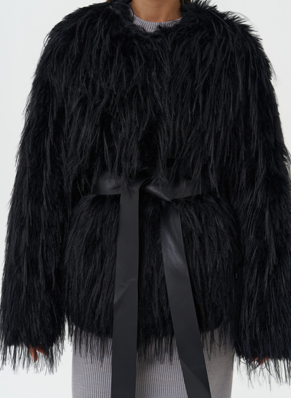 Женская шуба под эко страуса черного цвета