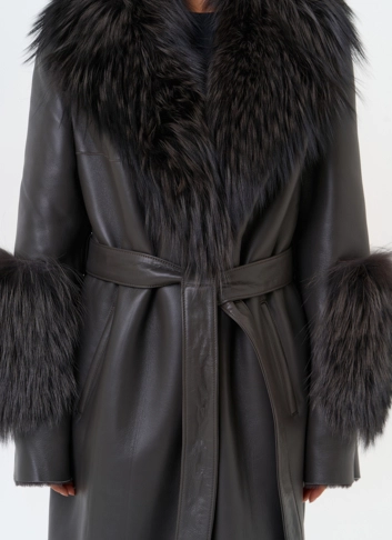 Женская натуральная дубленка с отделкой из меха лисы