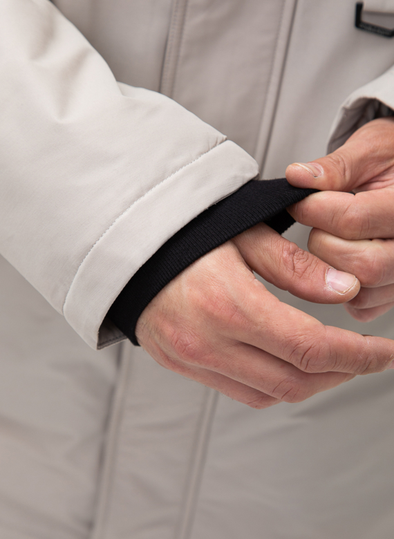 Мужской пуховик с капюшоном из меха енота