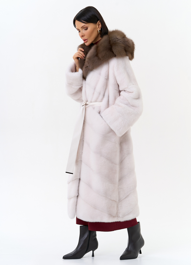 Белая шуба из меха норки с капюшоном из меха куницы модель № 28669 универмаг малина