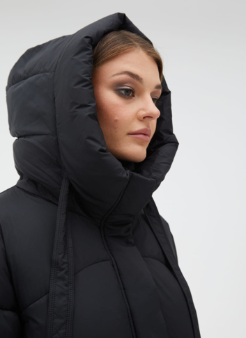 Женский пуховик с капюшоном