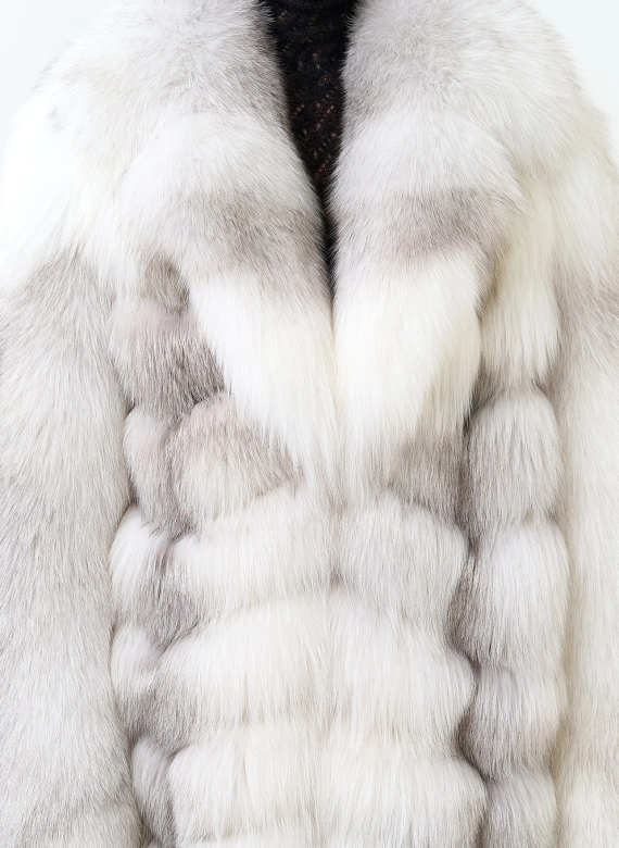 Длинная шуба из лисы с английским воротником белого цвета фото