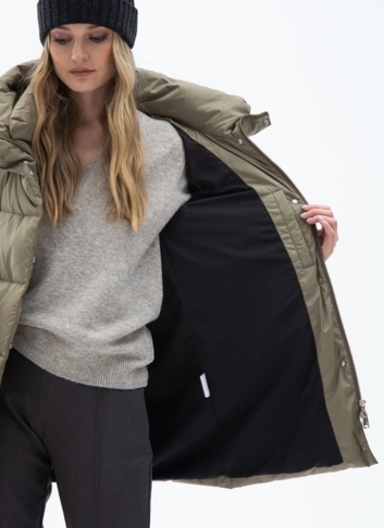 Женский пуховик с капюшоном фото