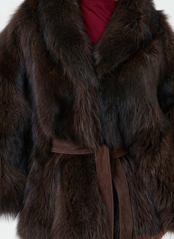 Женская шуба из меха канадского енота