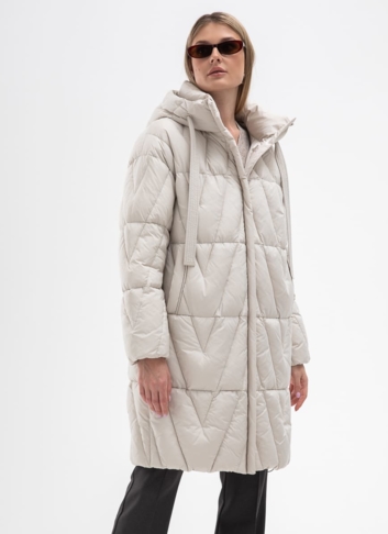 Женский светлый пуховик с капюшоном