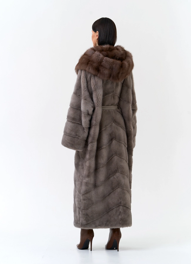 Длинная шуба из меха норки с капюшоном из меха куницы модель № 29252 в кредит