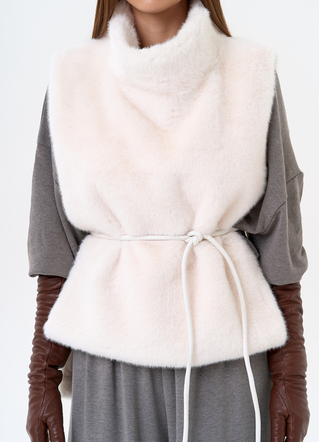 Женская манишка из эко меха в светлом цвете модель № 31268 универмаг малина