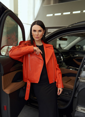 Кожаная куртка "косуха" оранжевого цвета